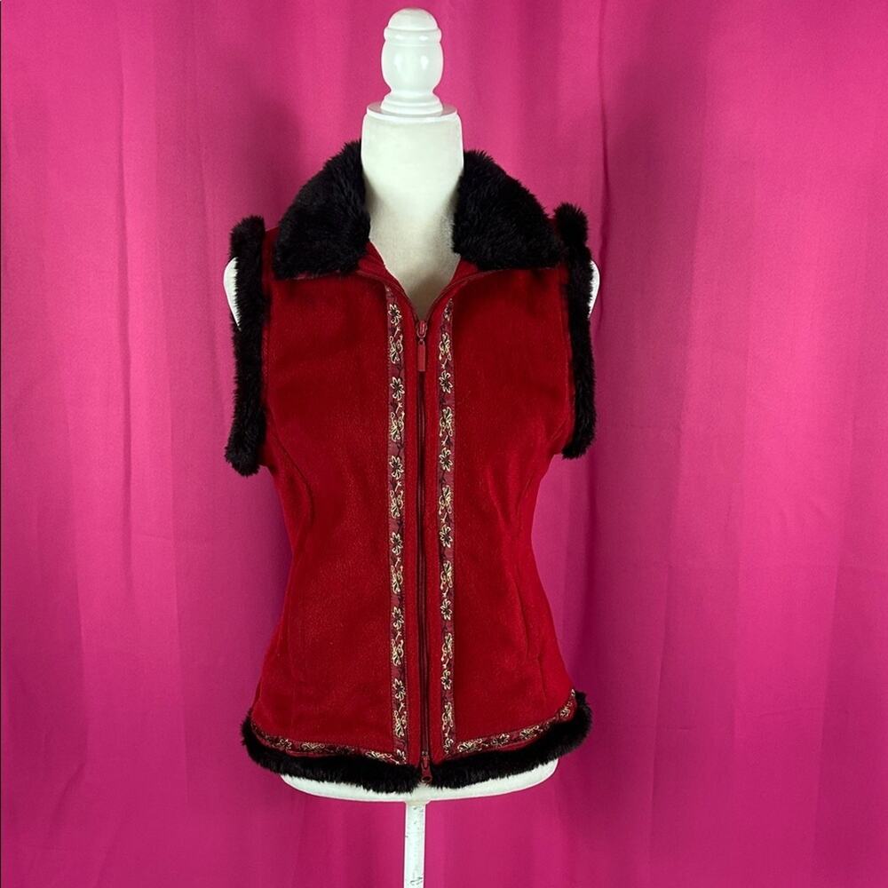 Carolyn Taylor for By Design red embroidered faux fur vest, size med
